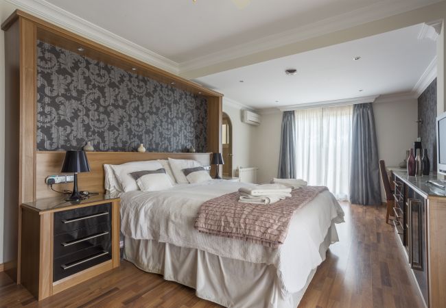 Villa i Marbella - Sea-View Villa with Heated Pool Near Marbella