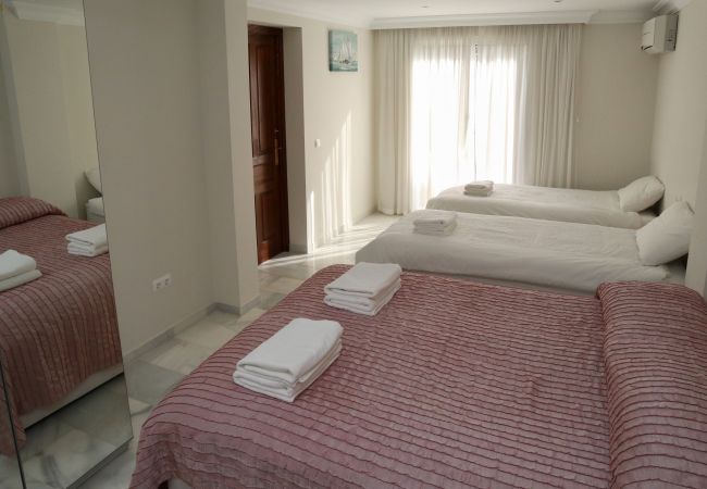 Villa i Marbella - Sea-View Villa with Heated Pool Near Marbella