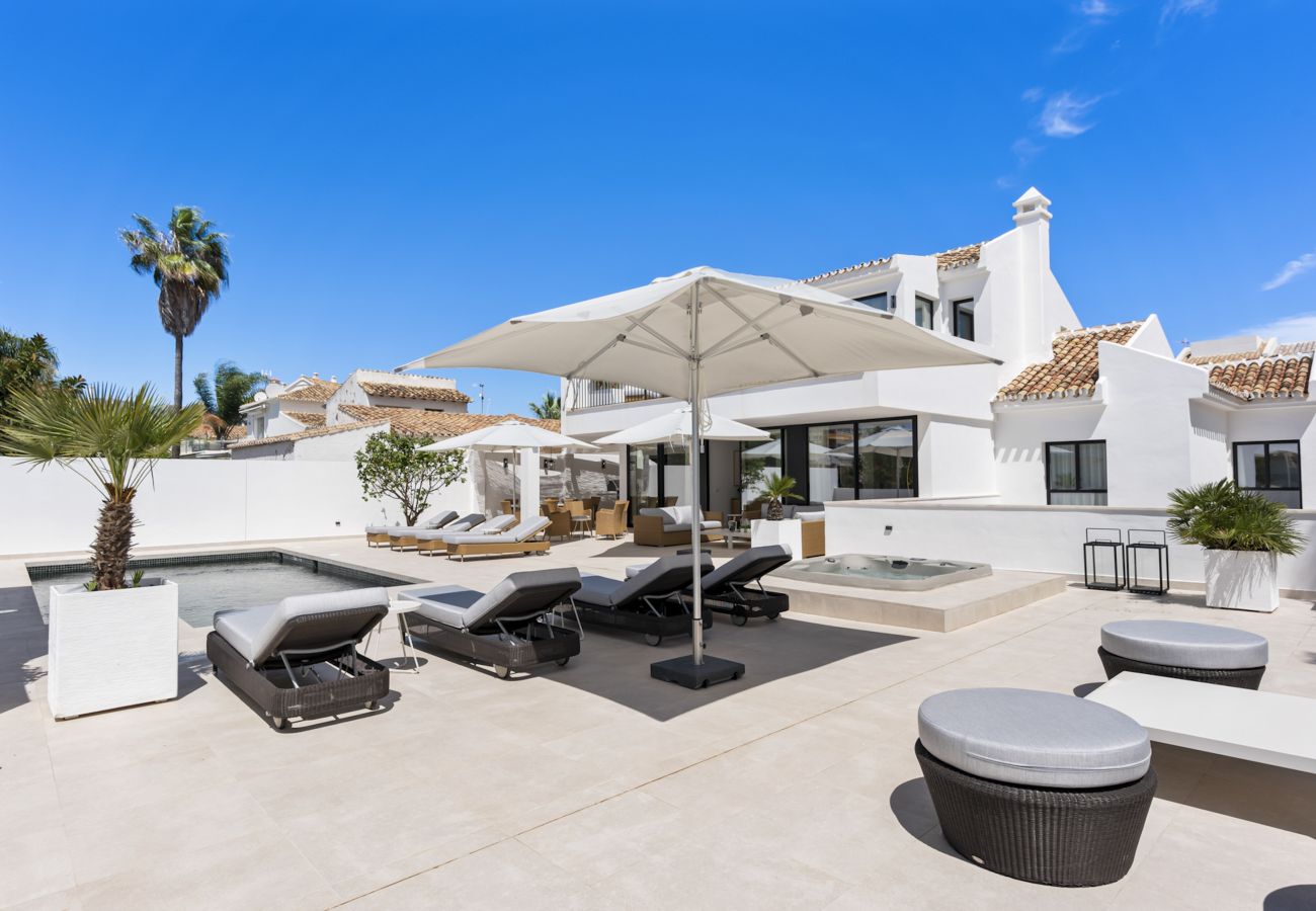 Villa i Marbella - Private Luxury Villa Steps from the beach!