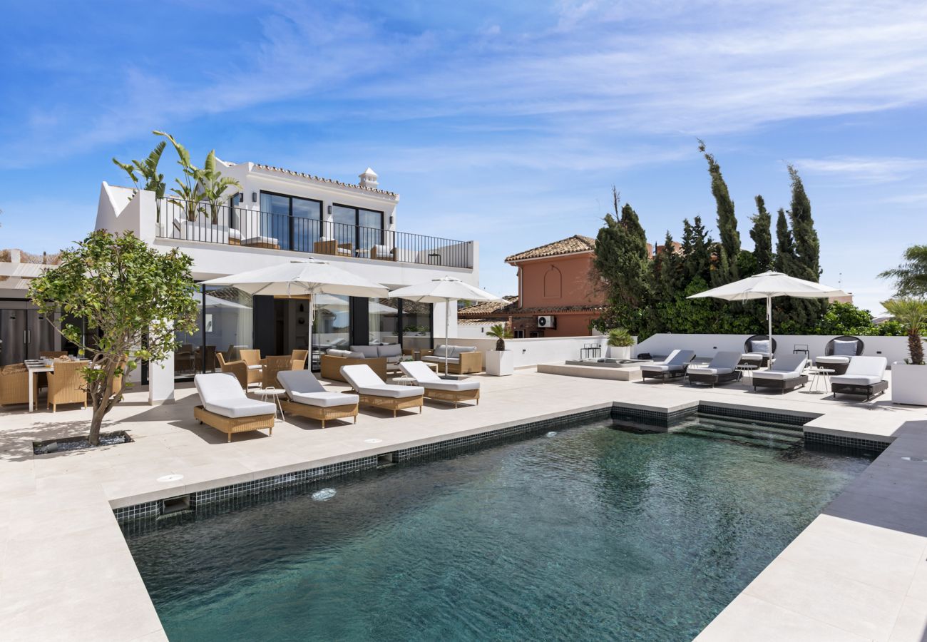 Villa i Marbella - Private Luxury Villa Steps from the beach!