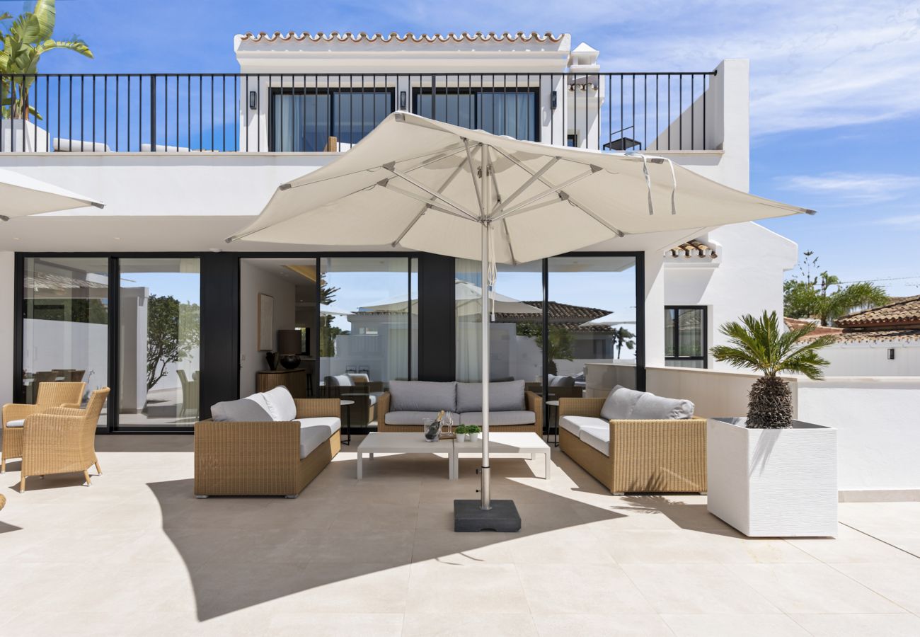 Villa i Marbella - Private Luxury Villa Steps from the beach!
