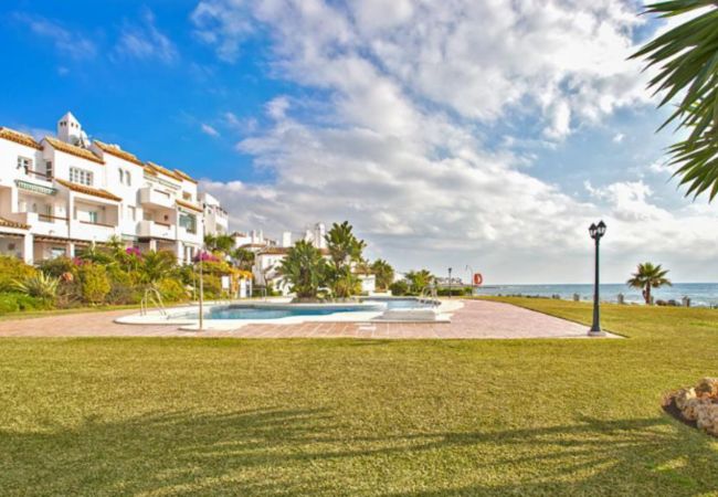 Lejlighed i Mijas Costa - Coastal Apartment with Direct Beach Access