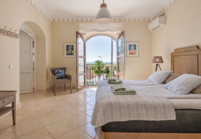 Villa i Marbella - 18024 - SUPERB VILLA NEAR BEACH WITH HEATED POOL*