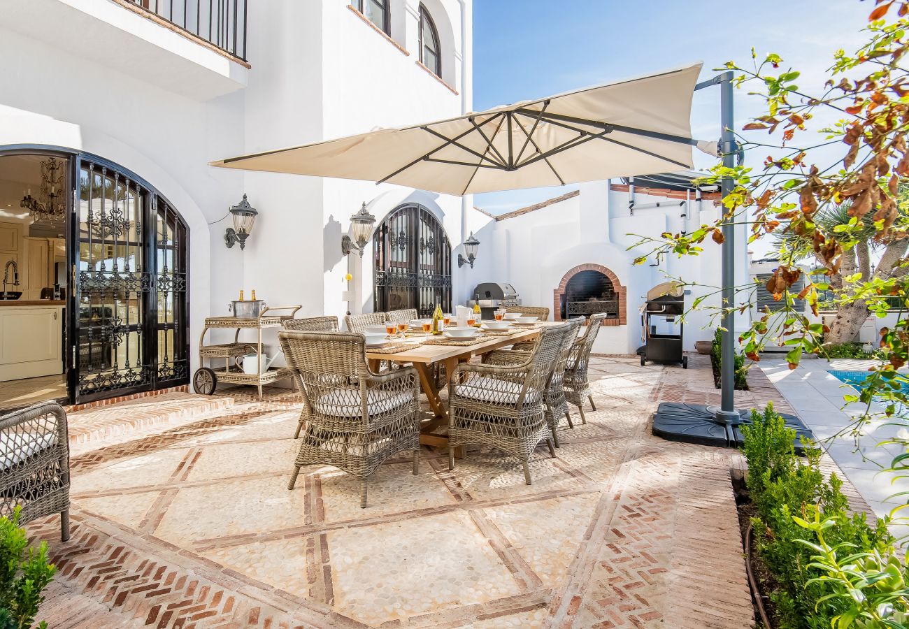 Villa i Marbella - Super Andalusian Villa Near Beach with Heated Pool