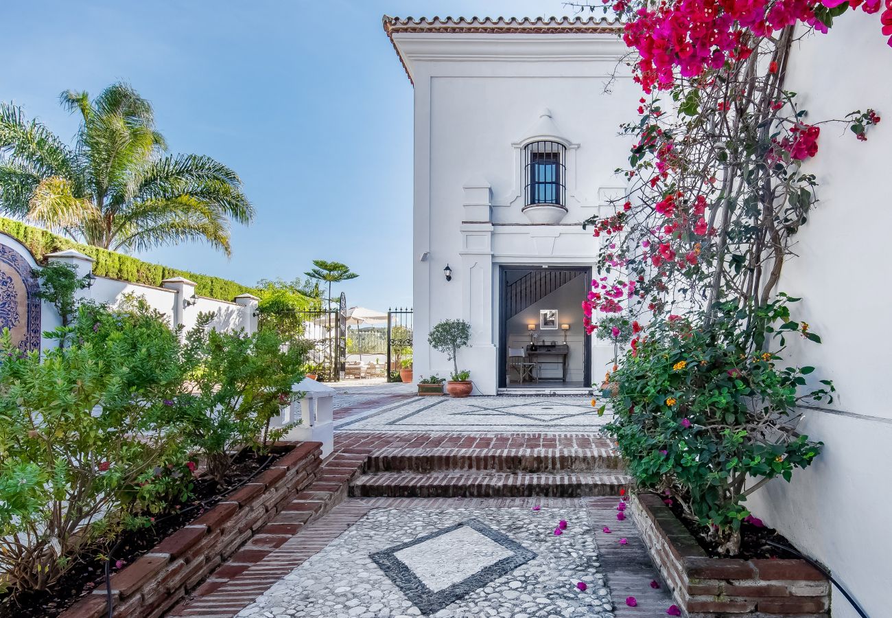 Villa i Marbella - Super Andalusian Villa Near Beach with Heated Pool