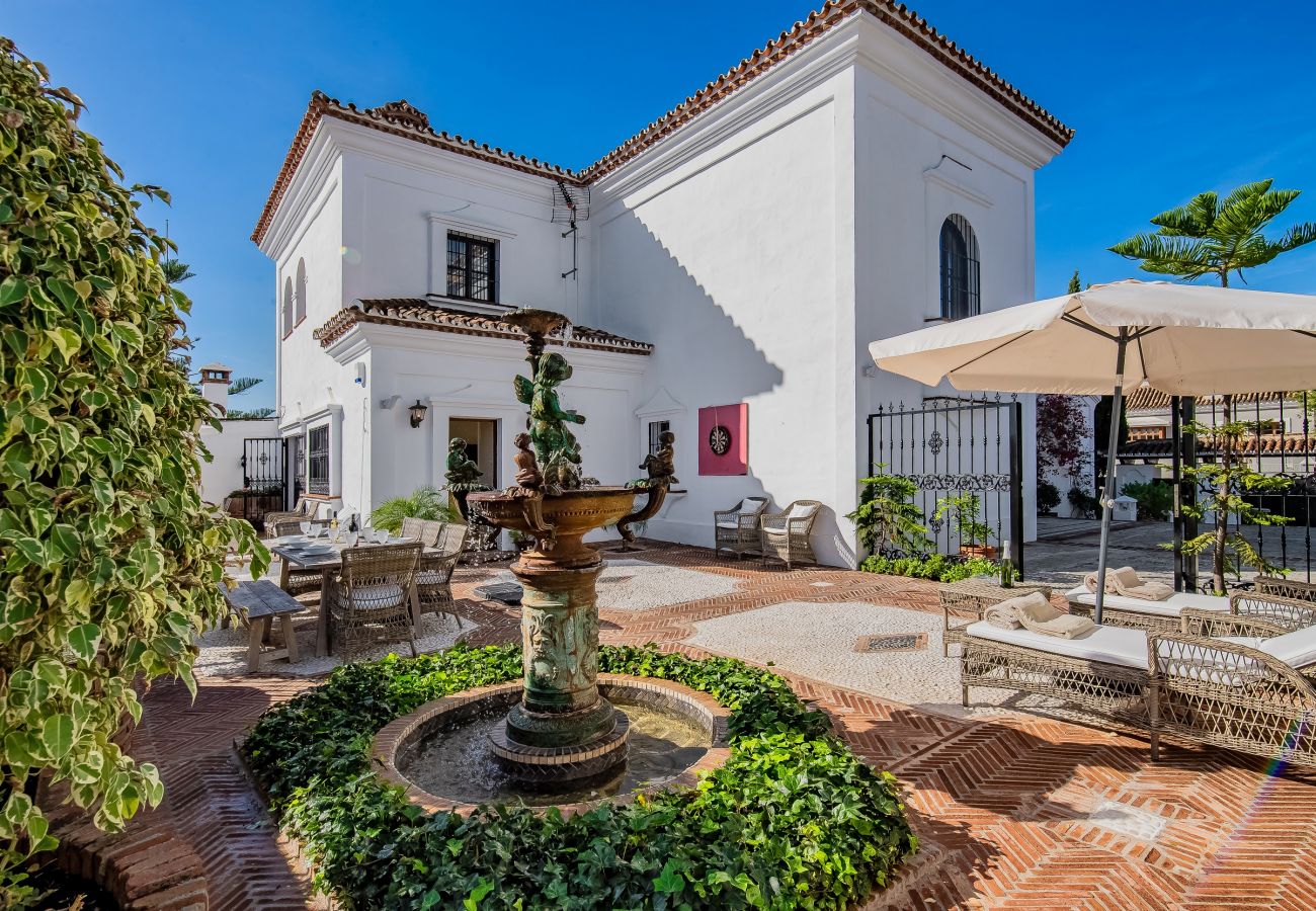 Villa i Marbella - Super Andalusian Villa Near Beach with Heated Pool