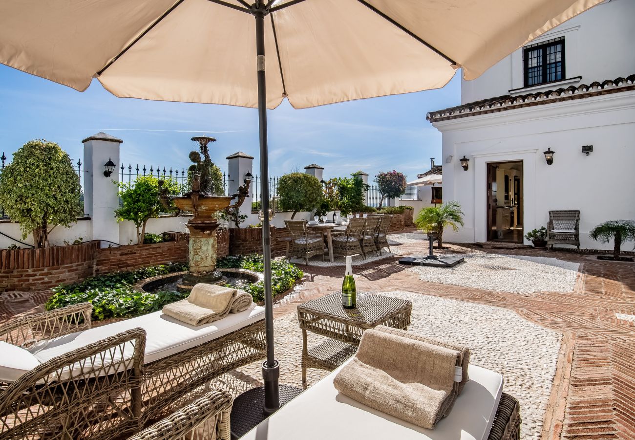 Villa i Marbella - Super Andalusian Villa Near Beach with Heated Pool