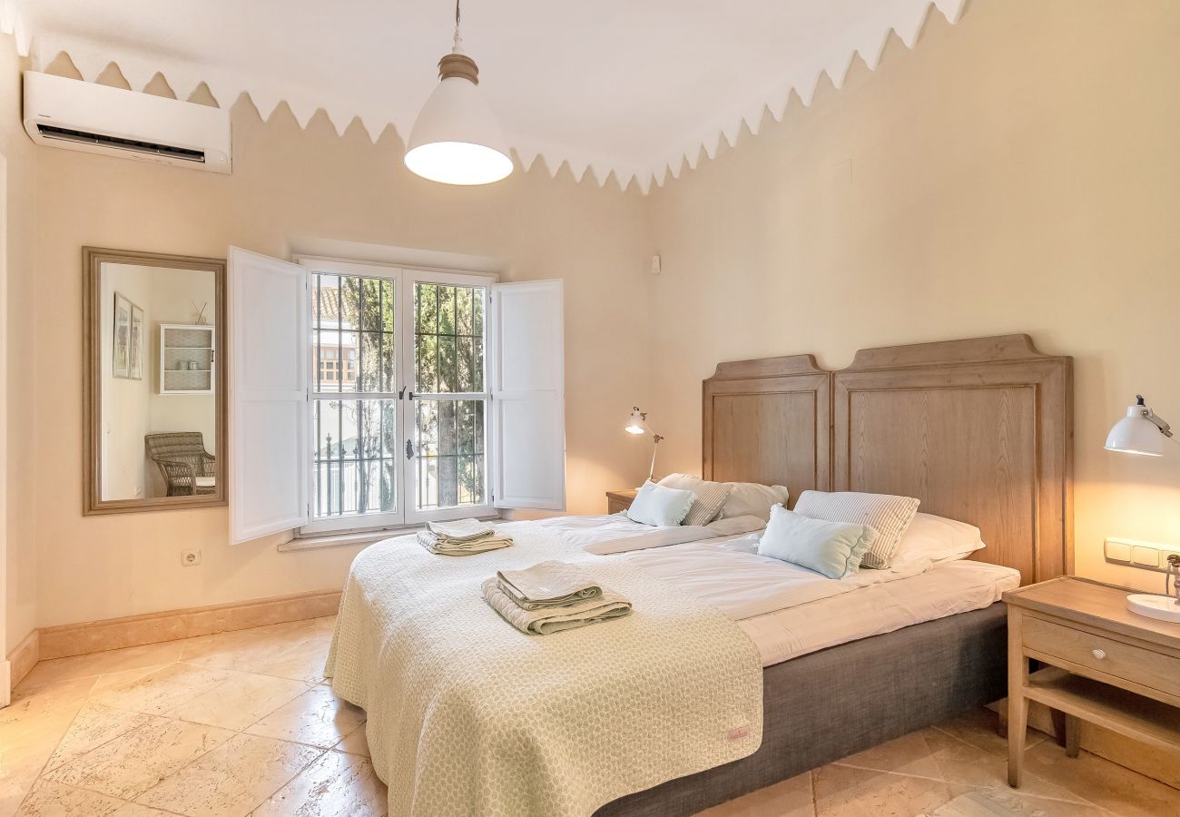 Villa i Marbella - Super Andalusian Villa Near Beach with Heated Pool