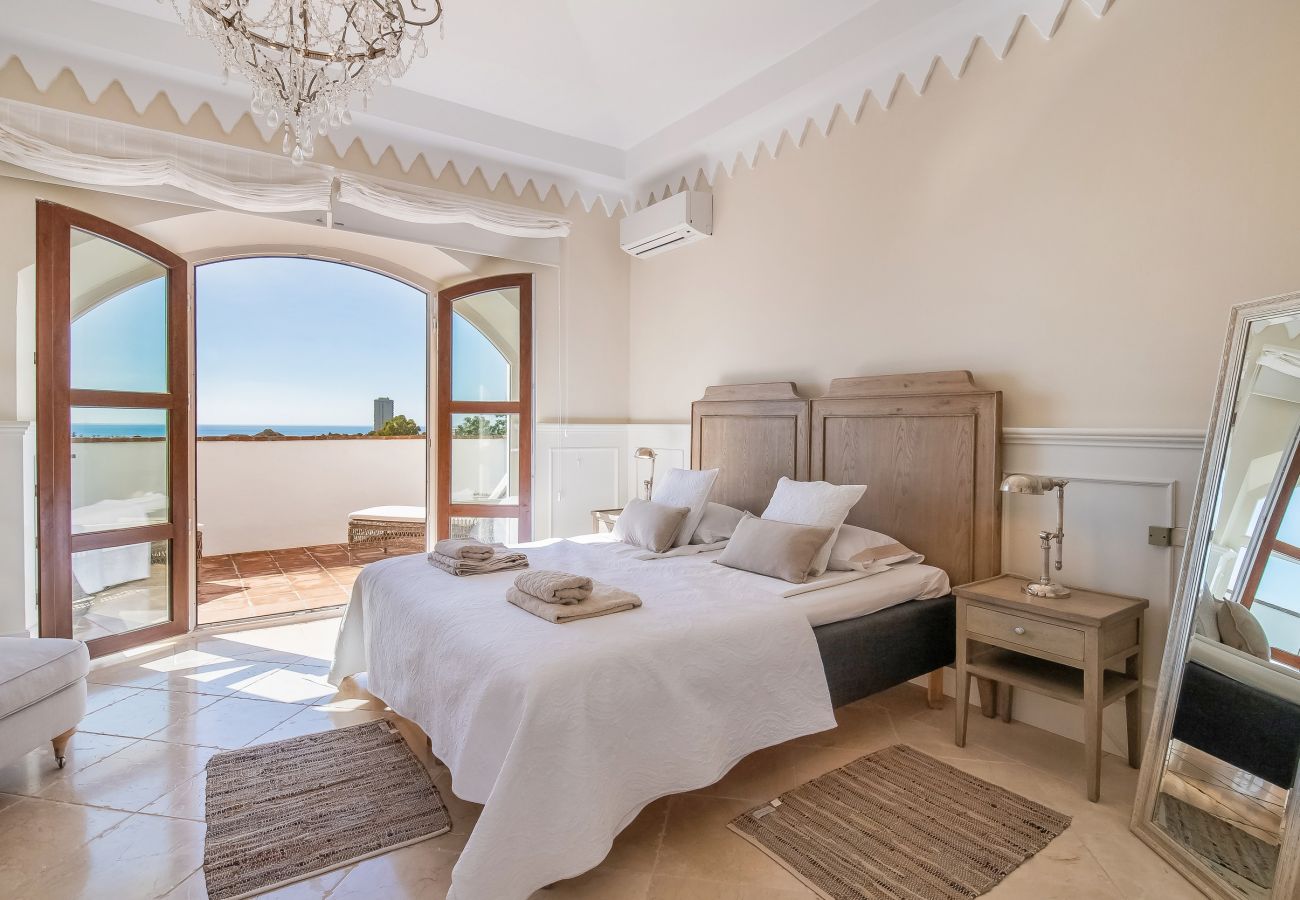 Villa i Marbella - Super Andalusian Villa Near Beach with Heated Pool