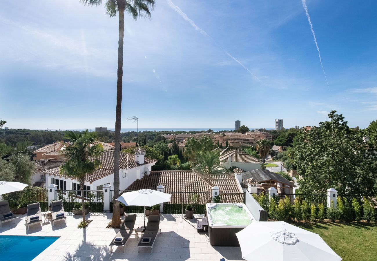 Villa i Marbella - Super Andalusian Villa Near Beach with Heated Pool