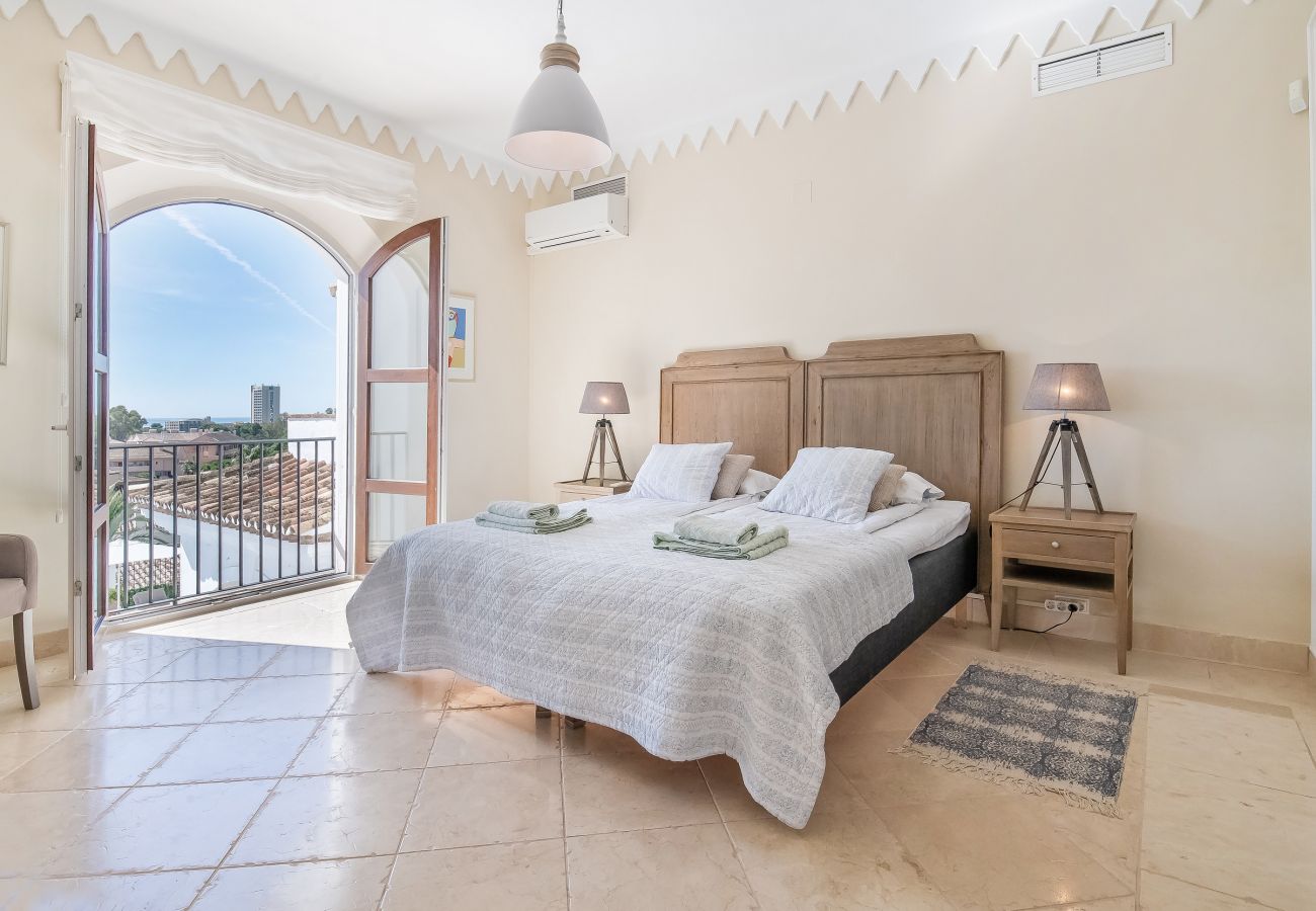Villa i Marbella - Super Andalusian Villa Near Beach with Heated Pool