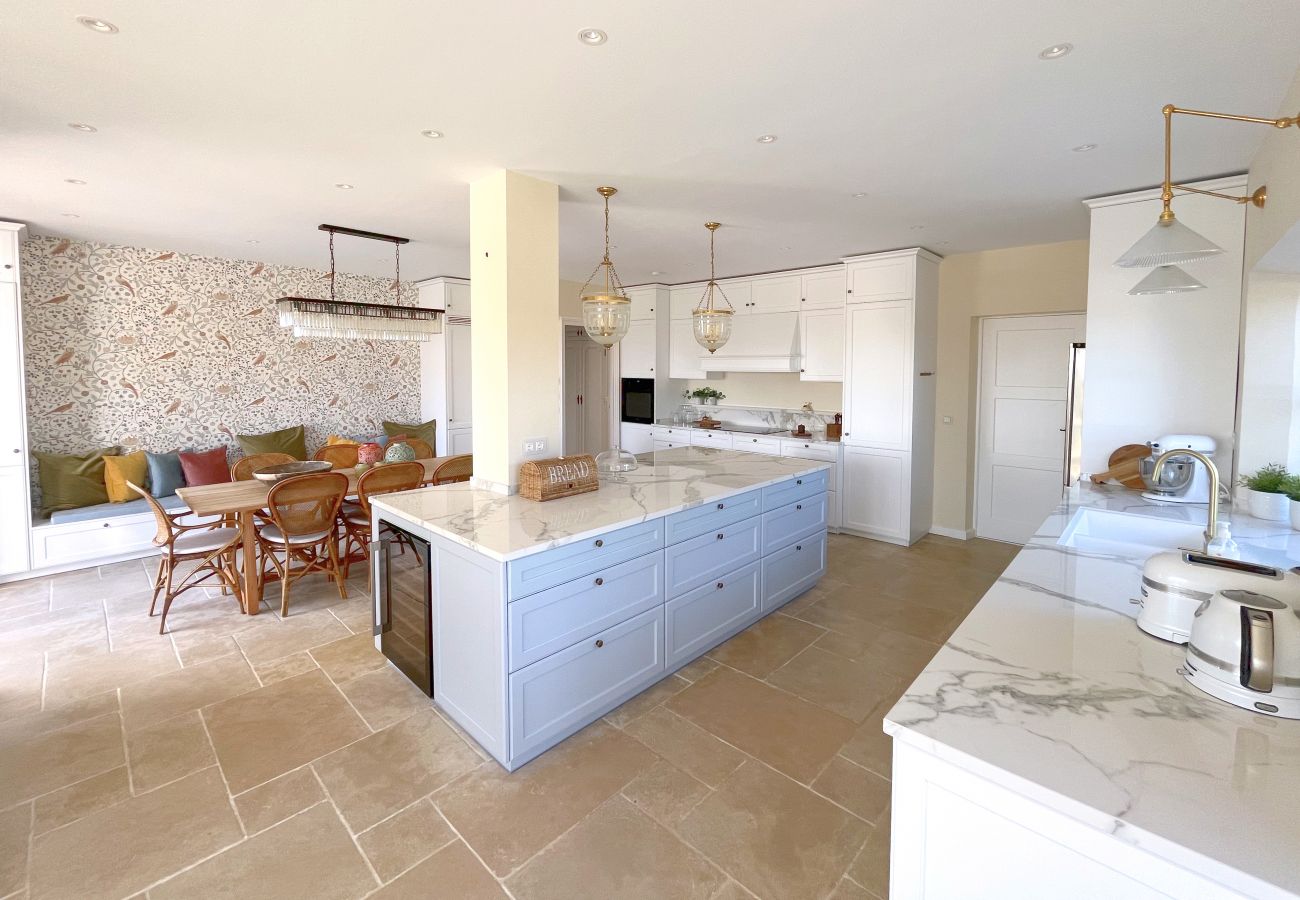 Villa i Marbella - Super Andalusian Villa Near Beach with Heated Pool