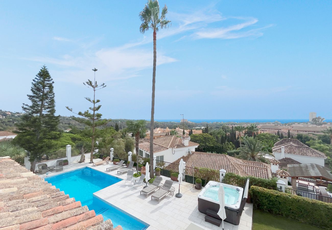 Villa i Marbella - Super Andalusian Villa Near Beach with Heated Pool