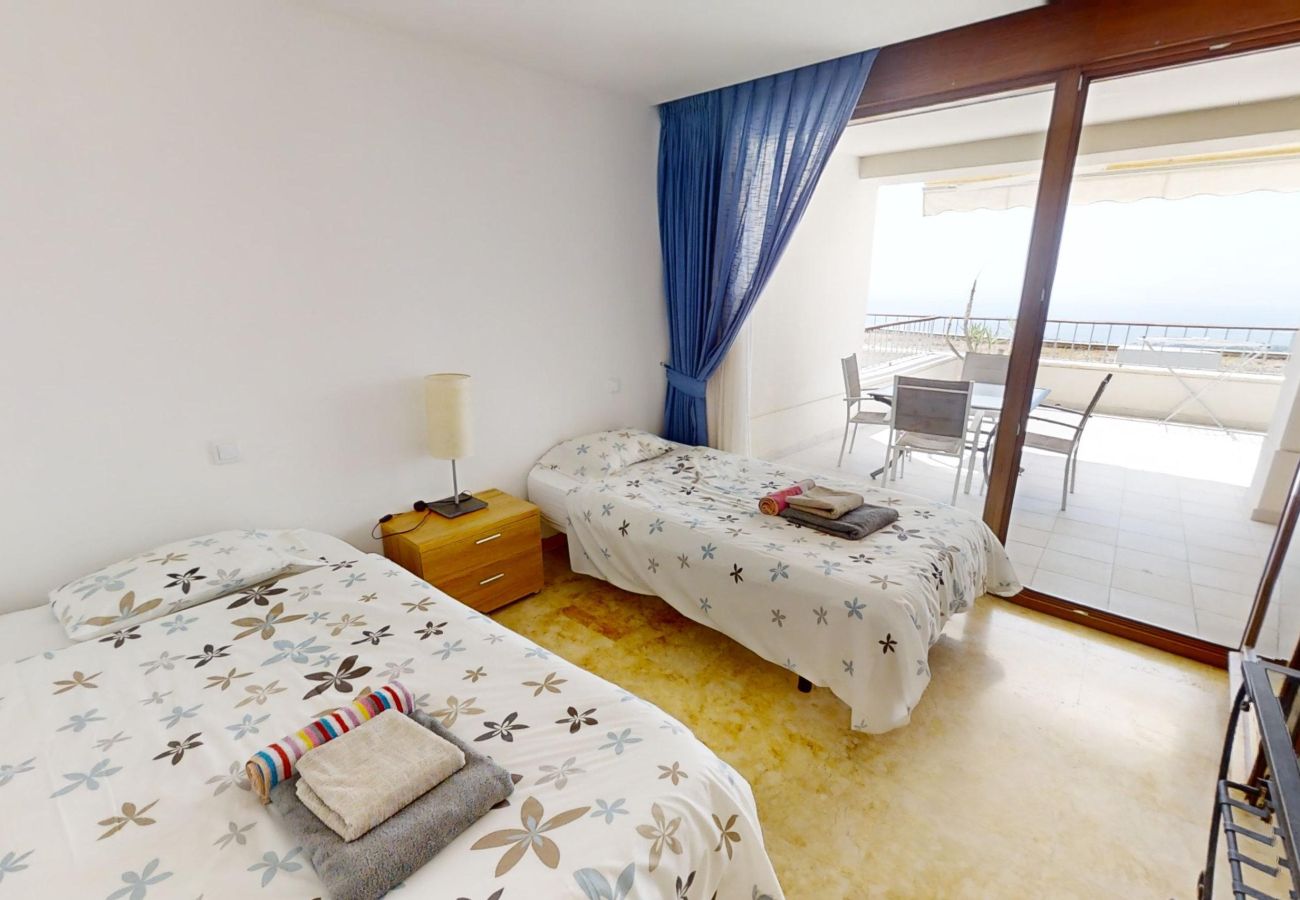 Lejlighed i Marbella - Apartment with Sea Views and Sunlit Terraces