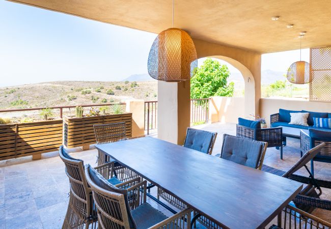 Lejlighed i Benahavís - 3-Bedroom Apartment with Sea & Mountain Views