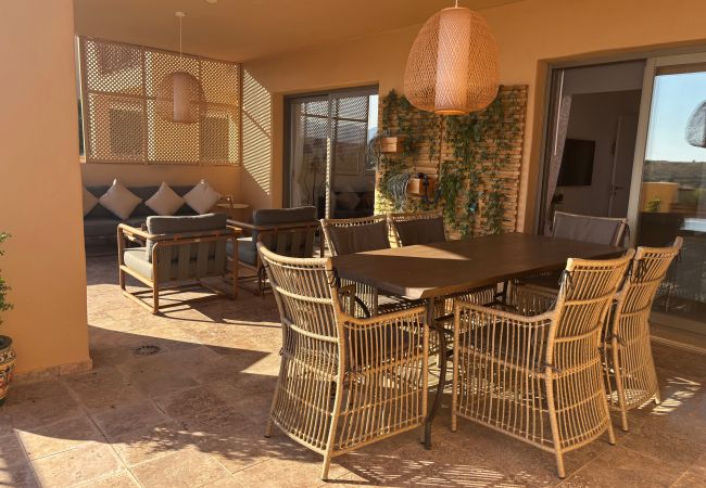 Lejlighed i Benahavís - 3-Bedroom Apartment with Sea & Mountain Views