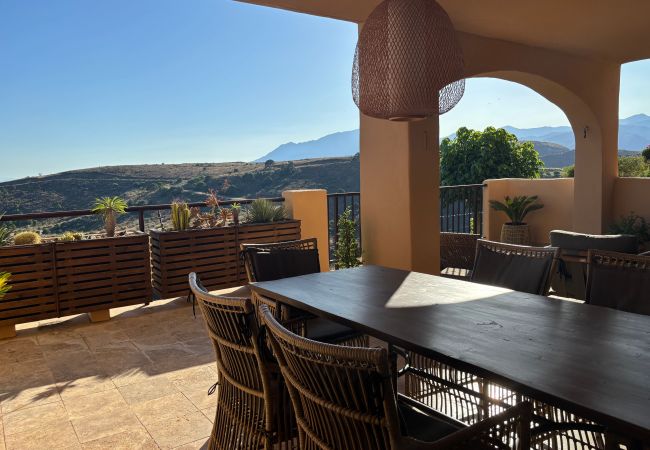 Lejlighed i Benahavís - 3-Bedroom Apartment with Sea & Mountain Views