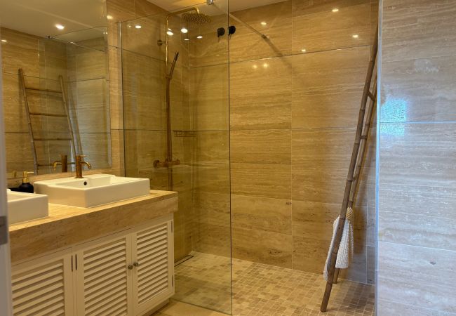 Lejlighed i Benahavís - 3-Bedroom Apartment with Sea & Mountain Views