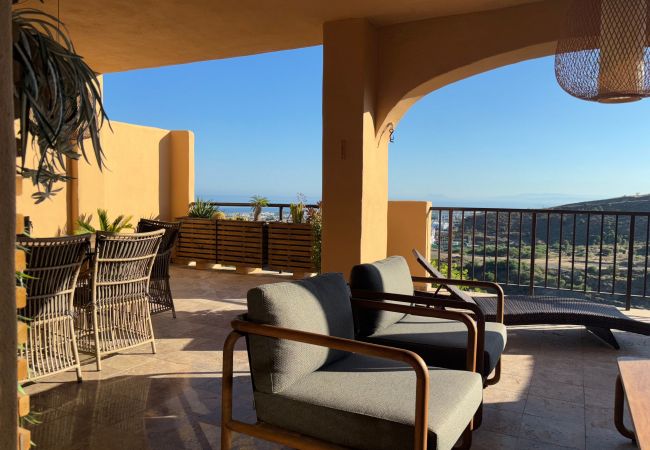 Lejlighed i Benahavís - 3-Bedroom Apartment with Sea & Mountain Views