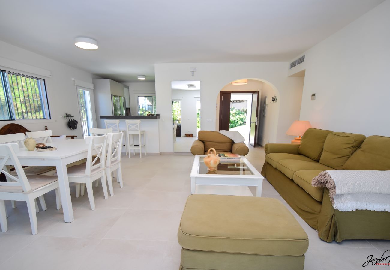 Villa i Marbella - Spacious Family Villa with Pool & Sunny Garden