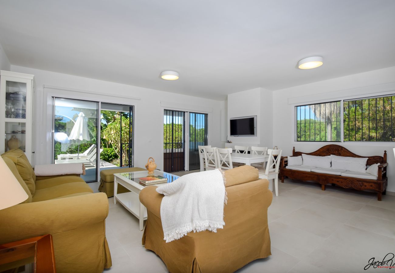 Villa i Marbella - Spacious Family Villa with Pool & Sunny Garden