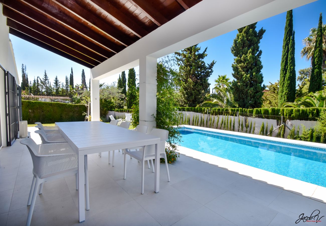 Villa i Marbella - Spacious Family Villa with Pool & Sunny Garden