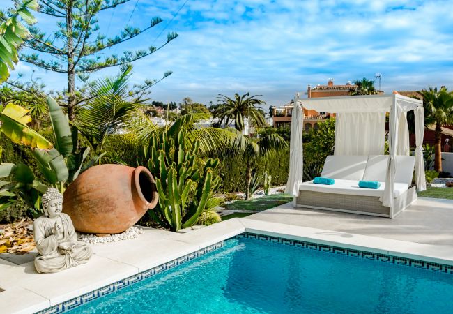 Villa i Nueva andalucia - VM - Modern 4 Bedroom Villa with Heated Pool