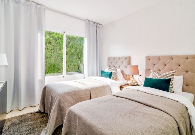 Villa i Nueva andalucia - VM - Modern 4 Bedroom Villa with Heated Pool