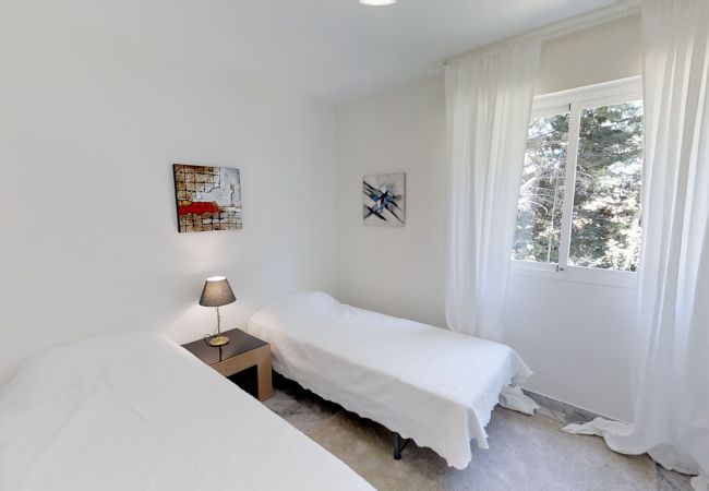 Lejlighed i San Pedro de Alcántara - Modern Gated Apartment near Beach & Puerto Banus