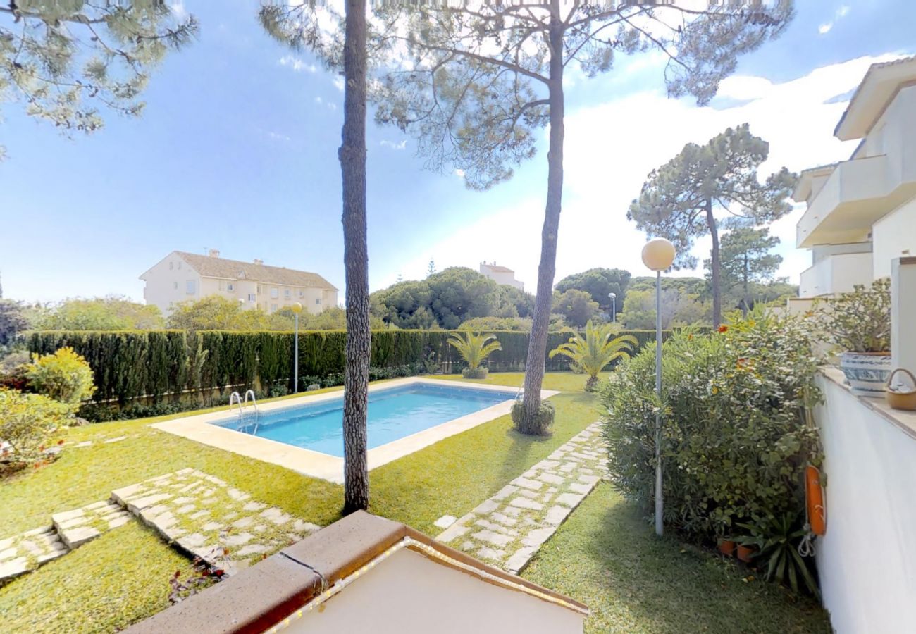 Lejlighed i Marbella - Beachside Family Apartment with Direct Pool Access