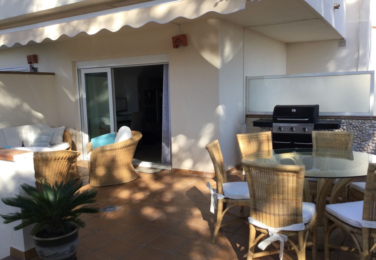 Lejlighed i Marbella - Beachside Family Apartment with Direct Pool Access