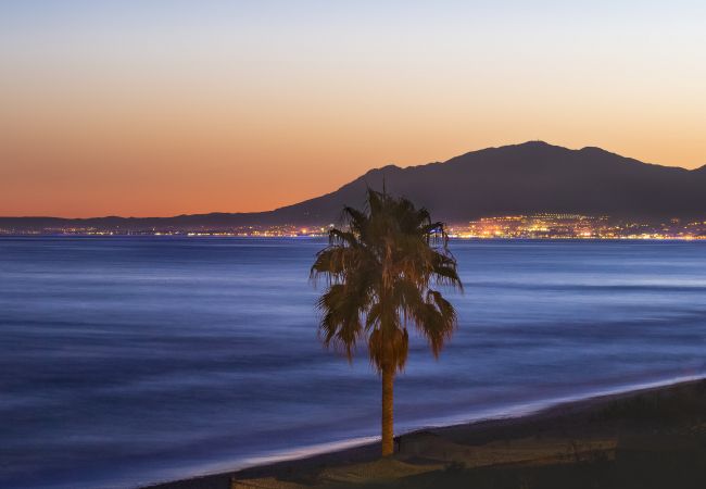 Villa i Marbella - Beachfront Villa with Heated Pool & Spa