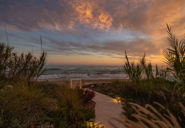 Villa i Marbella - Beachfront Villa with Heated Pool & Spa