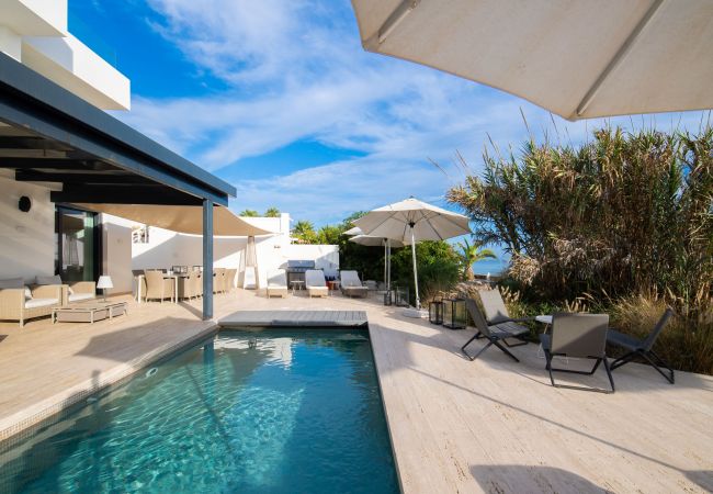 Villa i Marbella - Beachfront Villa with Heated Pool & Spa
