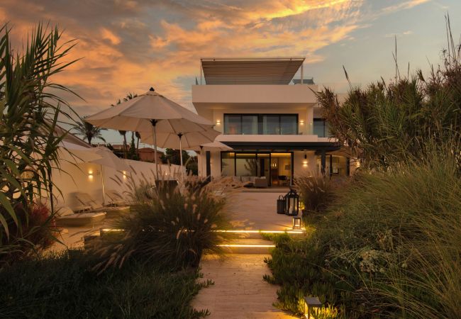 Villa i Marbella - Beachfront Villa with Heated Pool & Spa