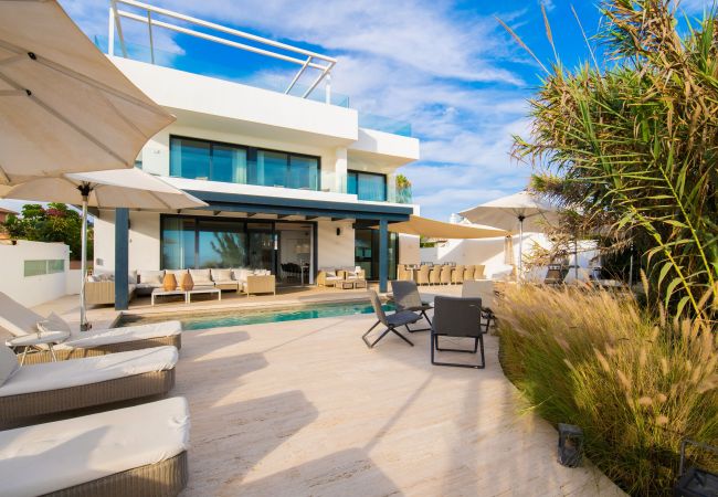 Villa i Marbella - Beachfront Villa with Heated Pool & Spa