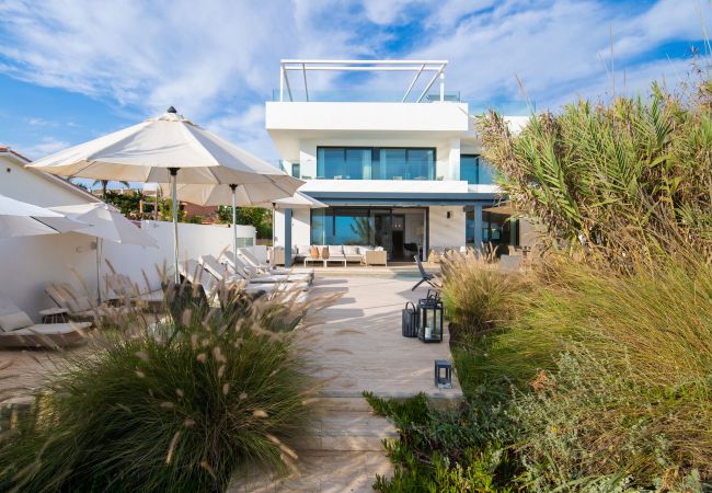 Villa i Marbella - Beachfront Villa with Heated Pool & Spa