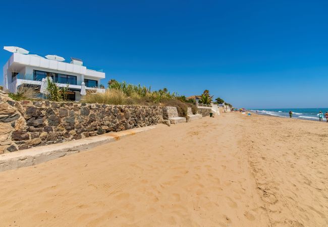 Villa i Marbella - Beachfront Villa with Heated Pool & Spa