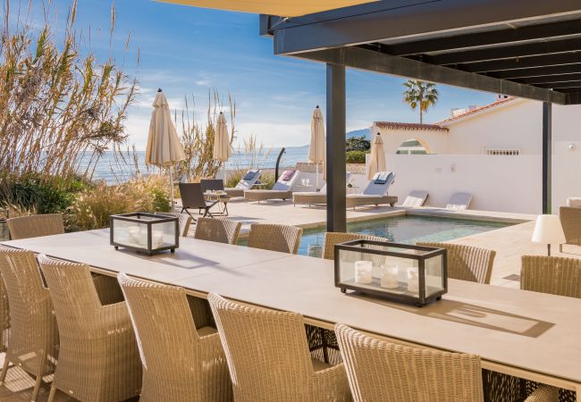 Villa i Marbella - Beachfront Villa with Heated Pool & Spa