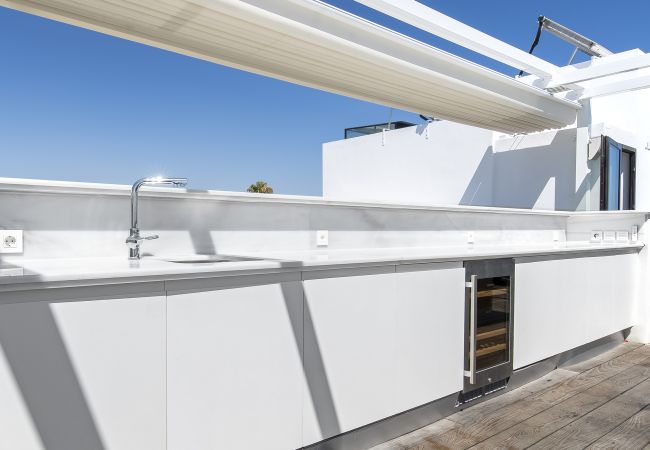 Villa i Marbella - Beachfront Villa with Heated Pool & Spa
