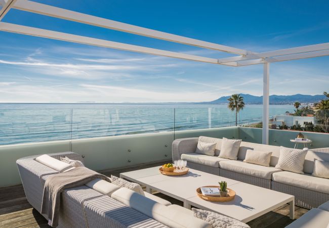 Villa i Marbella - Beachfront Villa with Heated Pool & Spa