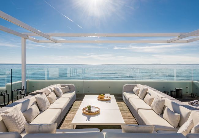 Villa i Marbella - Beachfront Villa with Heated Pool & Spa