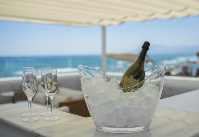 Villa i Marbella - Beachfront Villa with Heated Pool & Spa
