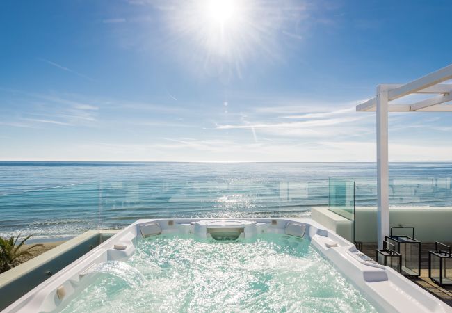 Villa i Marbella - Beachfront Villa with Heated Pool & Spa