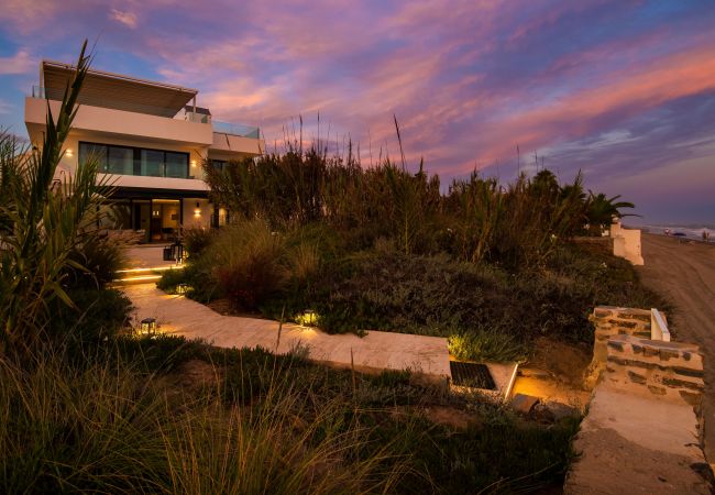 Villa i Marbella - Beachfront Villa with Heated Pool & Spa