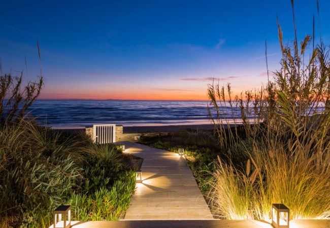 Villa i Marbella - Beachfront Villa with Heated Pool & Spa