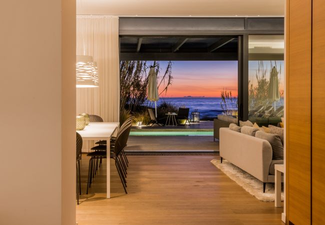Villa i Marbella - Beachfront Villa with Heated Pool & Spa