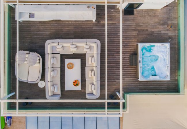 Villa i Marbella - Beachfront Villa with Heated Pool & Spa