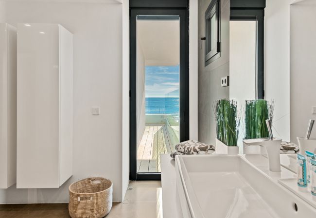 Villa i Marbella - Beachfront Villa with Heated Pool & Spa