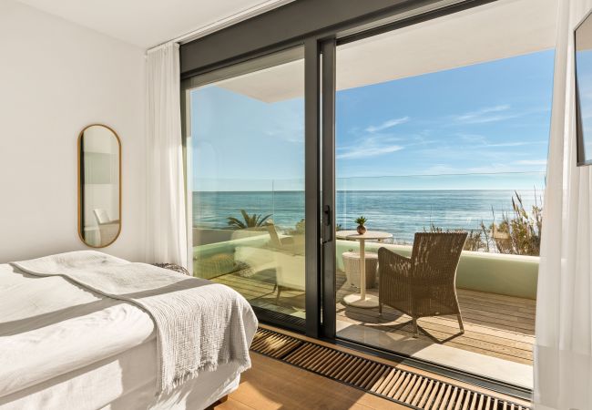 Villa i Marbella - Beachfront Villa with Heated Pool & Spa